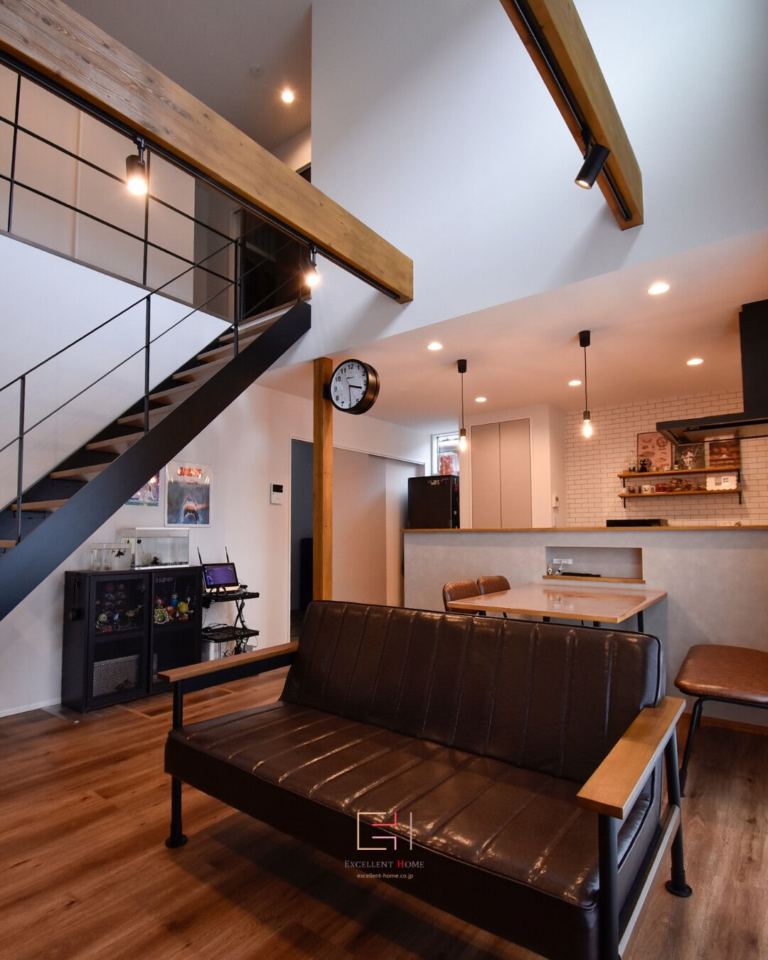 ＊