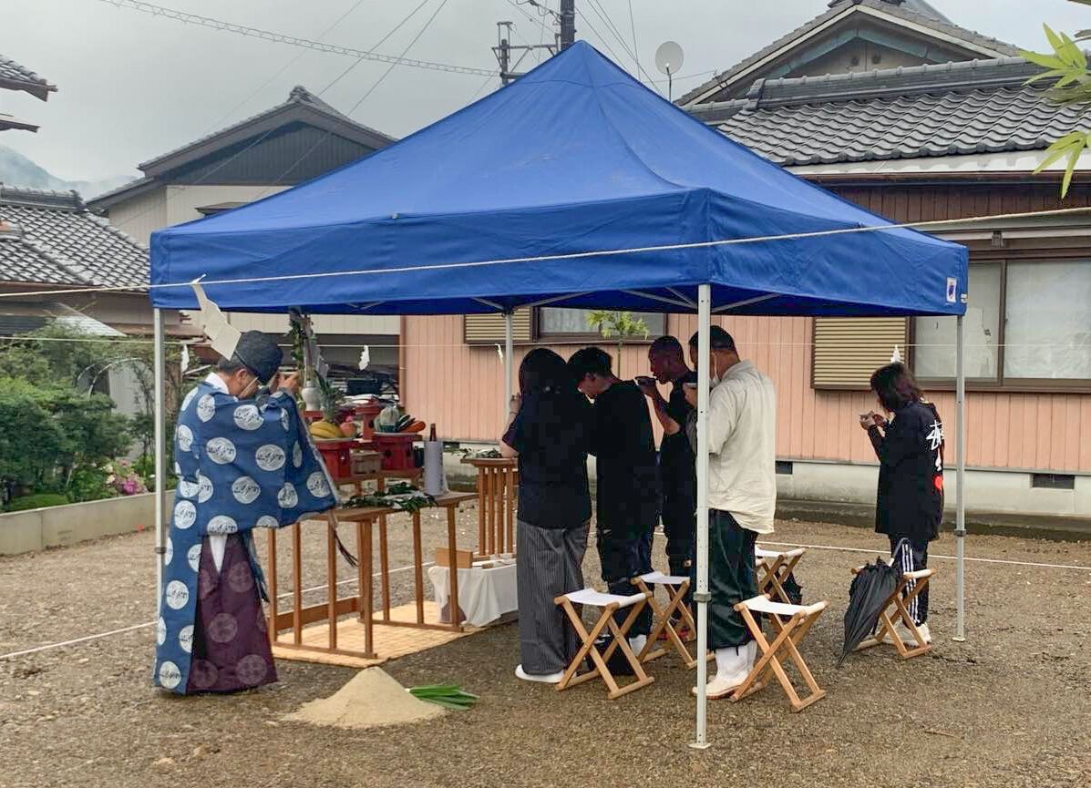 【尾鷲のお家　地鎮祭報告】緊張の中にもワクワク感が隠しきれないお施主さまの様子が印象的でした。