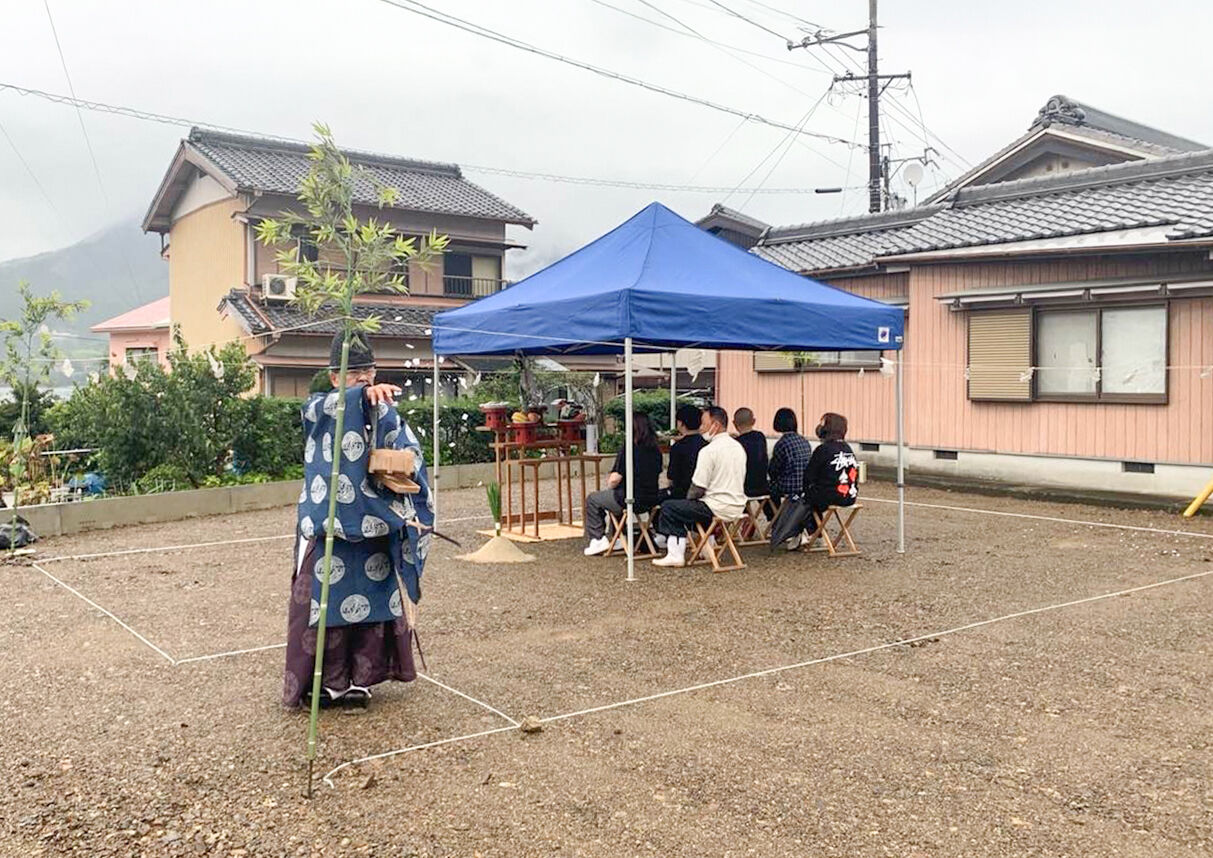 【尾鷲のお家　地鎮祭報告】緊張の中にもワクワク感が隠しきれないお施主さまの様子が印象的でした。