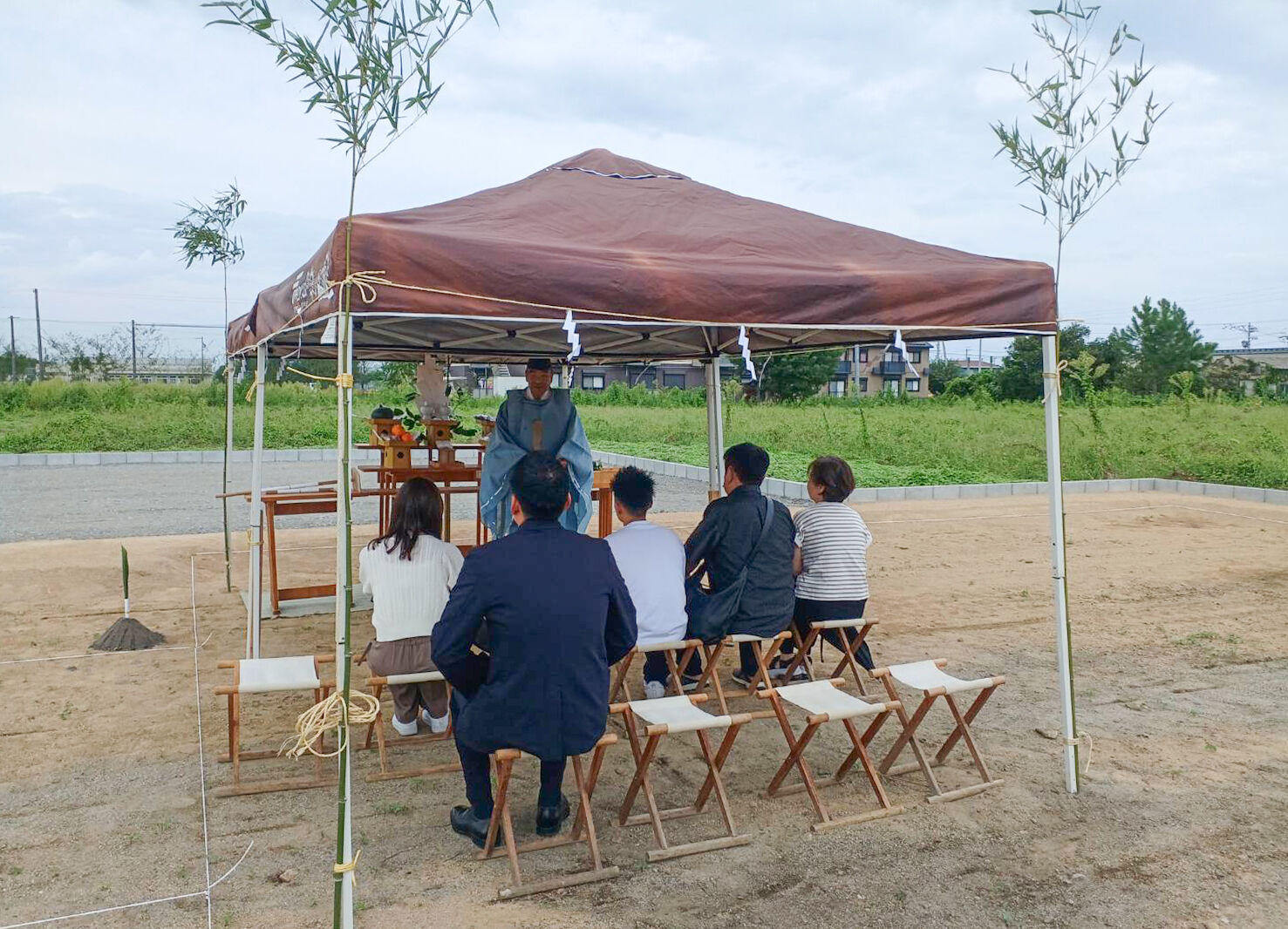 ピロティタイプのガレージのある平屋のお家。工事の安全とご家族の発展を祈願する「地鎮祭」を行いました